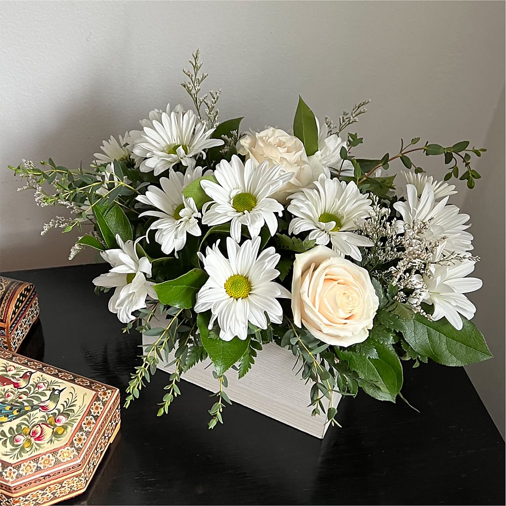 Fresh Linen Box Bouquet – KELLEN'S FLORIST INC, Hobart IN